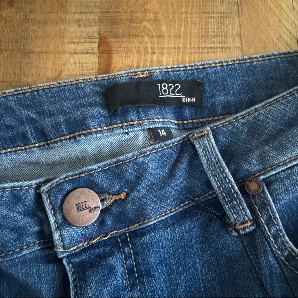 1822 Denim Women's Cropped Blue Jeans with Frayed Hem - Picture 2 of 6
